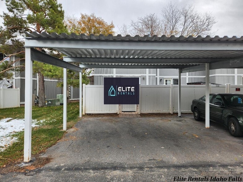 Building Photo - 1528 Falcon Dr