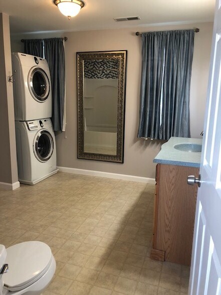 Bathroom - 99 Orleans St