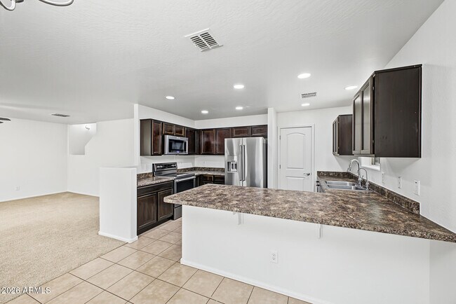 Building Photo - 6135 E Paradise Ln