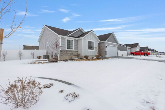 Building Photo - 3 Bed 2 Full Bath home