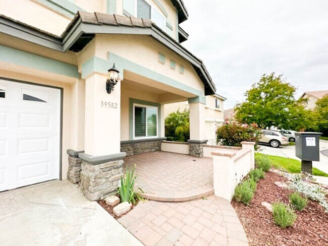 Building Photo - **STUNNING** 8 BEDROOM SOLAR HOME IN GATED COMMUNITY IN MURRIETA!