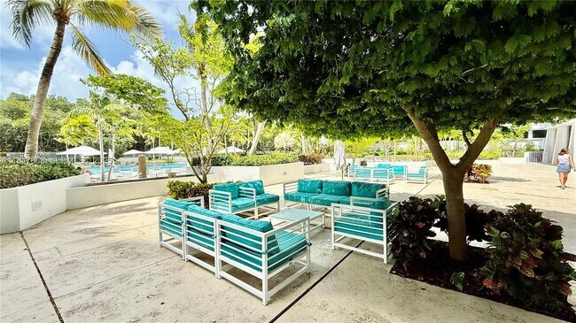 Building Photo - 100 Bayview Dr