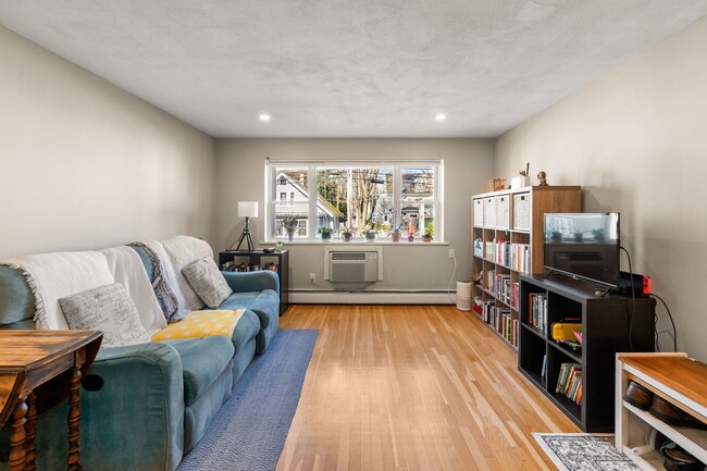 Building Photo - Modern Kitchen - Natural Light - Close to ...