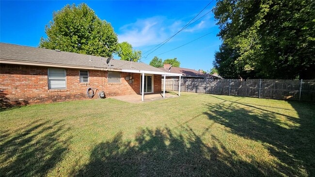 Building Photo - 1220 N Warren Ave