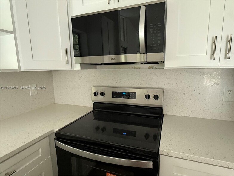 Building Photo - 15749 Woodgate Ct