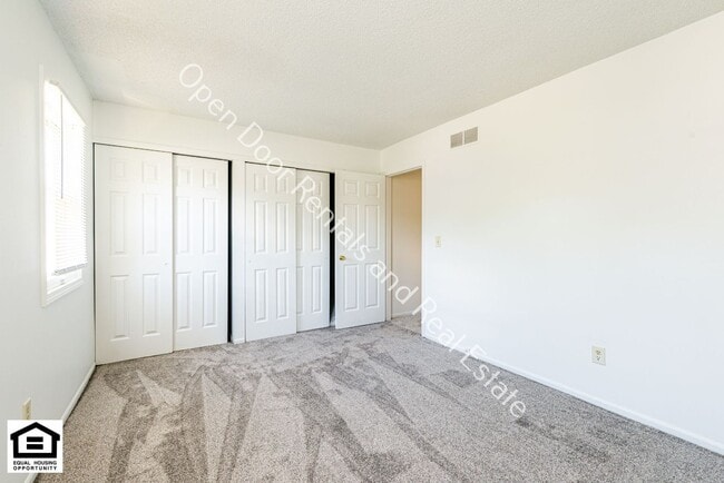 Building Photo - 5005/5007 Vermont Ln.