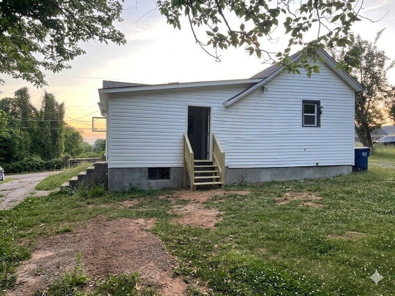 Building Photo - 1303 N Jackson Ave