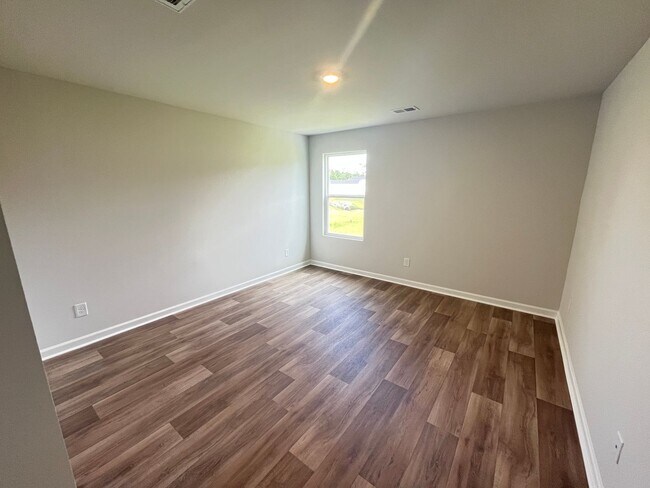 Building Photo - 190 Birchwood Dr