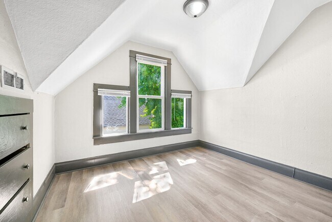 Building Photo - 4 Bedroom Home for Rent! Remodeled Home wi...