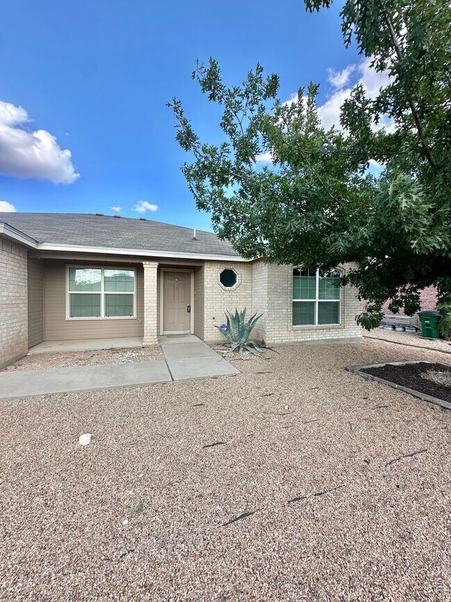 Building Photo - COMING AUGUST 2026 - 5 Bedroom Home in PaulAnn Neighborhood!