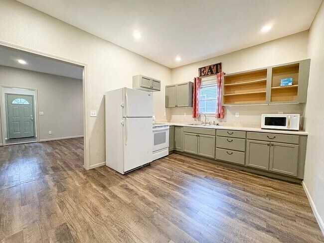 Building Photo - 518 W Maple Ave