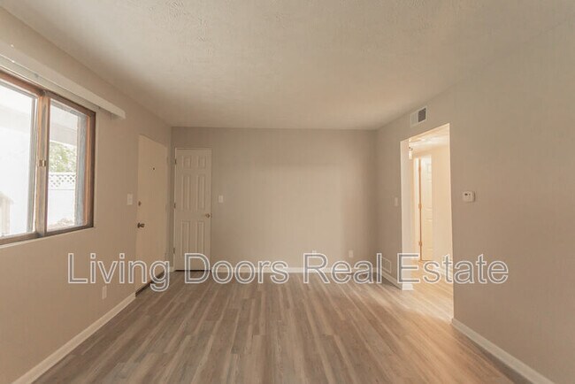 Building Photo - 4709 Gladstone St