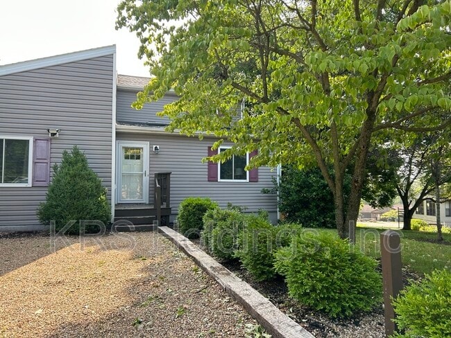 Building Photo - 2030 Hawksbill Rd