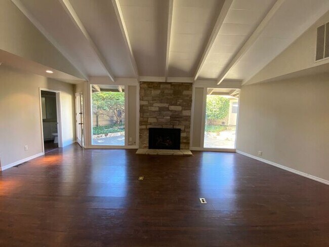 Building Photo - 4110 El Bosque Dr