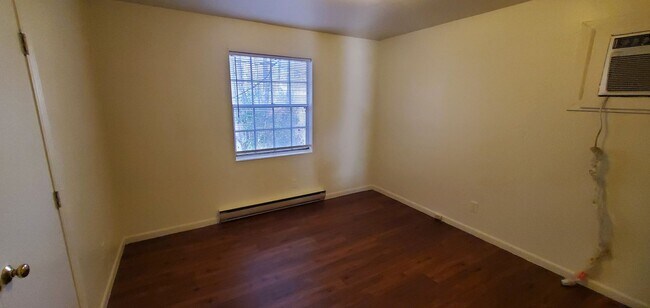 Building Photo - 319 Elm St