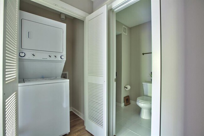 Building Photo - 924 E 51st St