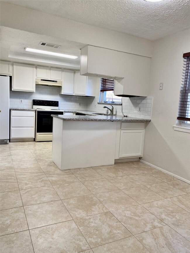 Building Photo - 10431 Town Square Rd