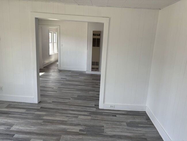 Building Photo - 27 Linwood Ave