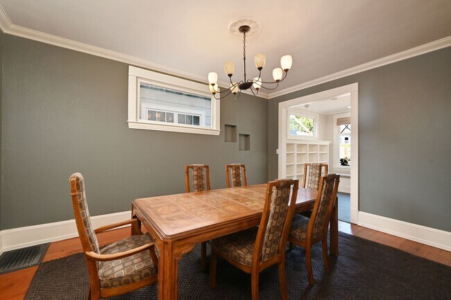 Building Photo - Charming & Spacious 4-Square 3 BR/1.75 BA ...