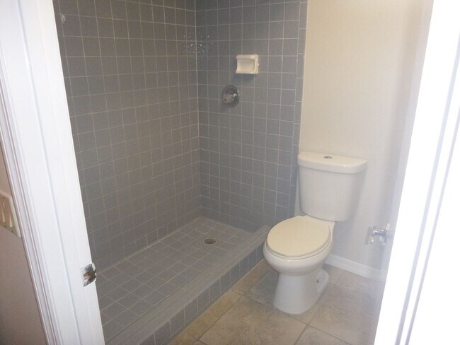 Building Photo - 301 Bloomingfield Dr