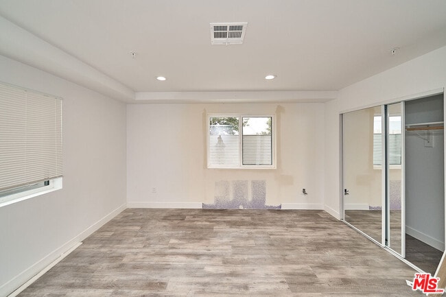 Building Photo - 601 1/4 W 41st Pl