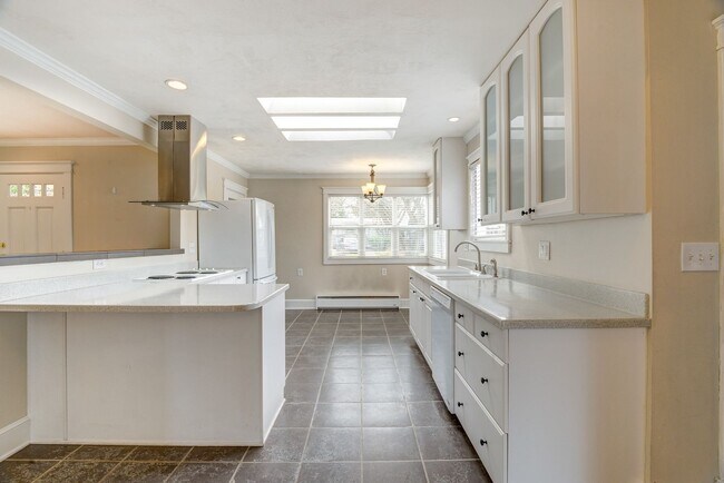 Building Photo - Charming Home in Sought-After Lower Kennydale