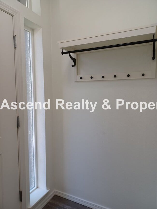 Building Photo - Lower Pirce! 3 Bed Townhome 1 Car Garage Backs to Greenspace Close to Parks, Intel, Nike, Columbi...