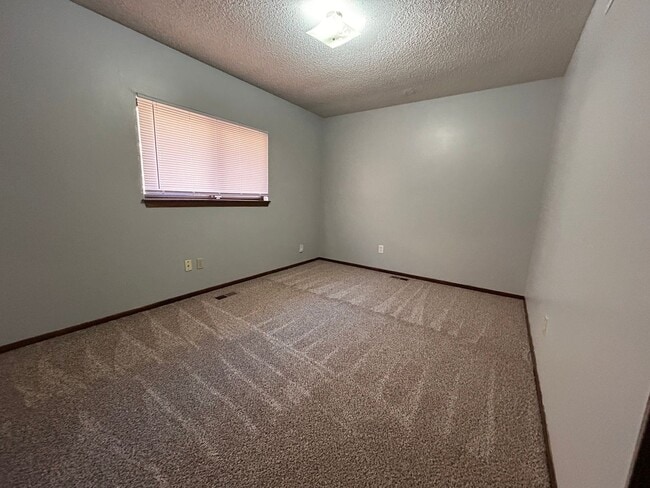 Building Photo - Spacious 3 Bedroom, 2 Bath Duplex