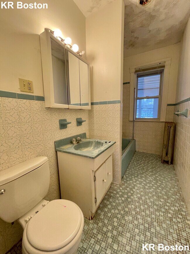 Building Photo - 1891 Beacon St