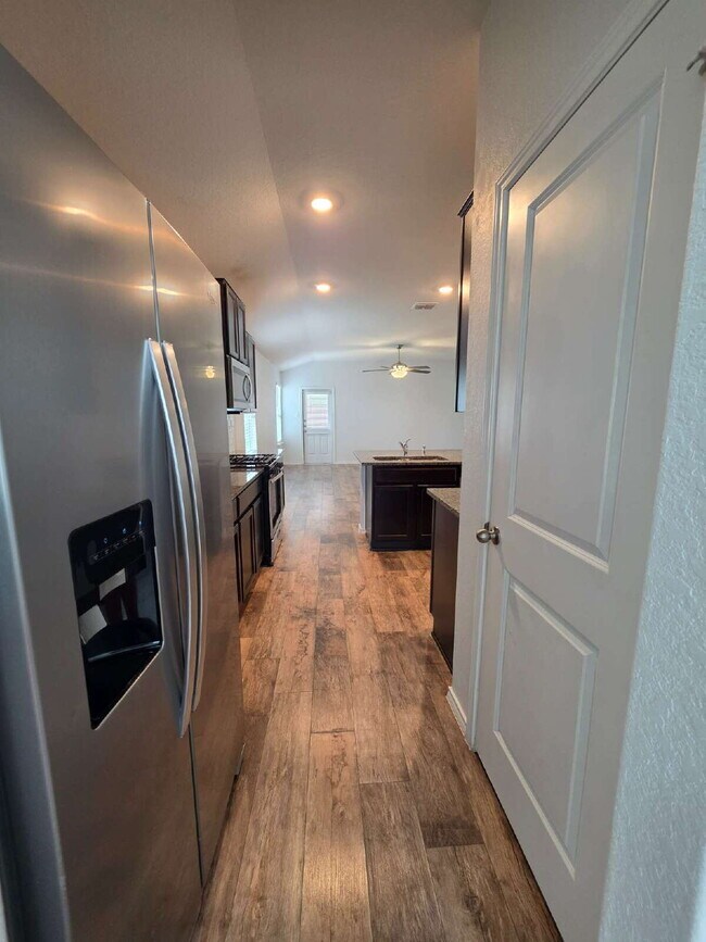 Building Photo - Ready Now – Freshly Painted & Move-In Ready!