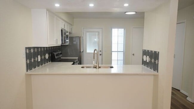 Building Photo - 2 BED 1.5 BATH TOWNHOUSE -WARR ACRES