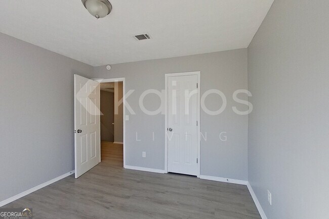 Building Photo - 3160 Creekwood Dr