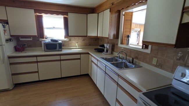 Building Photo - 15990 Hayward Duplex
