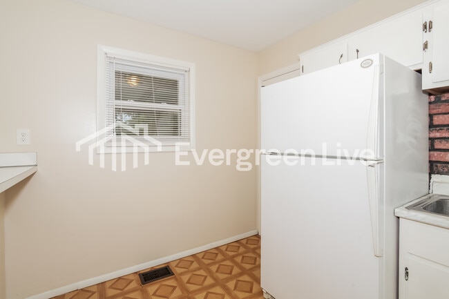 Building Photo - 307 W Martindale Rd