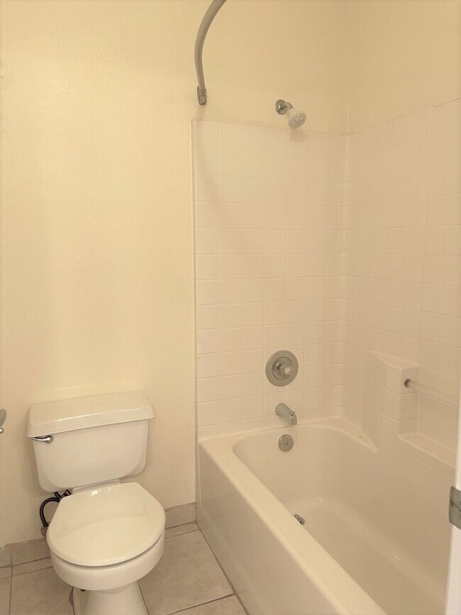 Building Photo - Beautiful Rancho San Diego Condo!