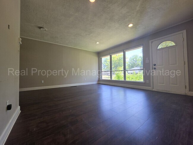 Building Photo - Updates Everywhere! 2/3 Bedrooms in Oak Park