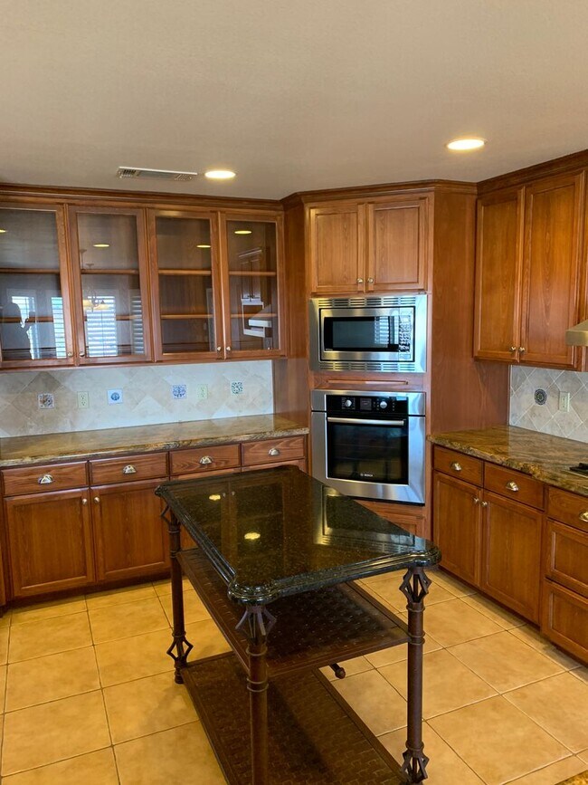 Building Photo - 5 Bd 4.5 Ba Country Home
