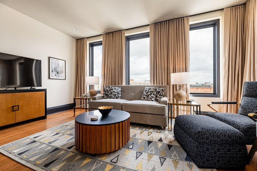 Building Photo - 1011 Canal St