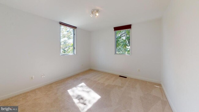 Building Photo - 213 E Raymond Ave
