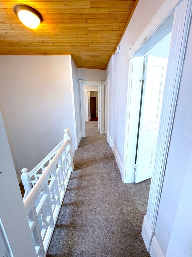 Building Photo - Large home on corner lot in great north si...