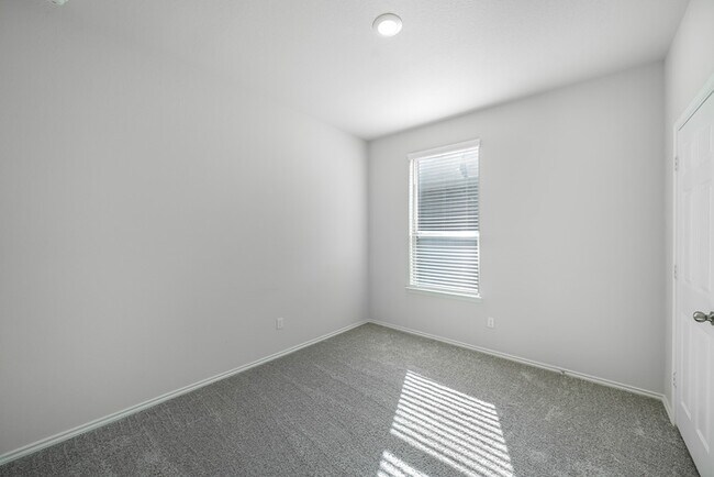 Building Photo - 508 English Oak St