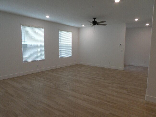 Building Photo - 2725 E Teaberry Dr