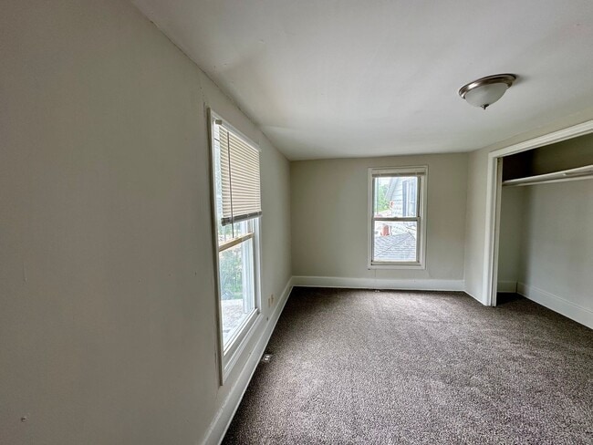 Building Photo - HOOVEN:  Cute 3 bedroom 1 bath home.