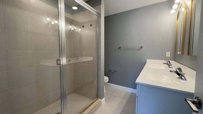 Building Photo - Stylish 3-Bed, 3-Bath Townhouse Oasis in Riviera Beach