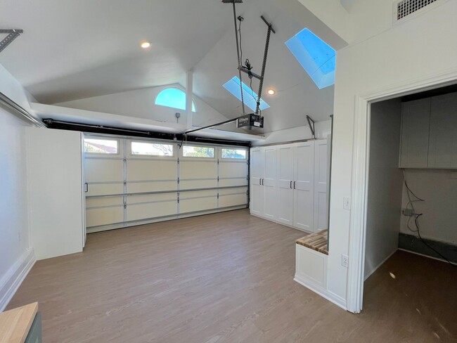 Building Photo - Clean and Updated 2 Bedroom in Long Beach