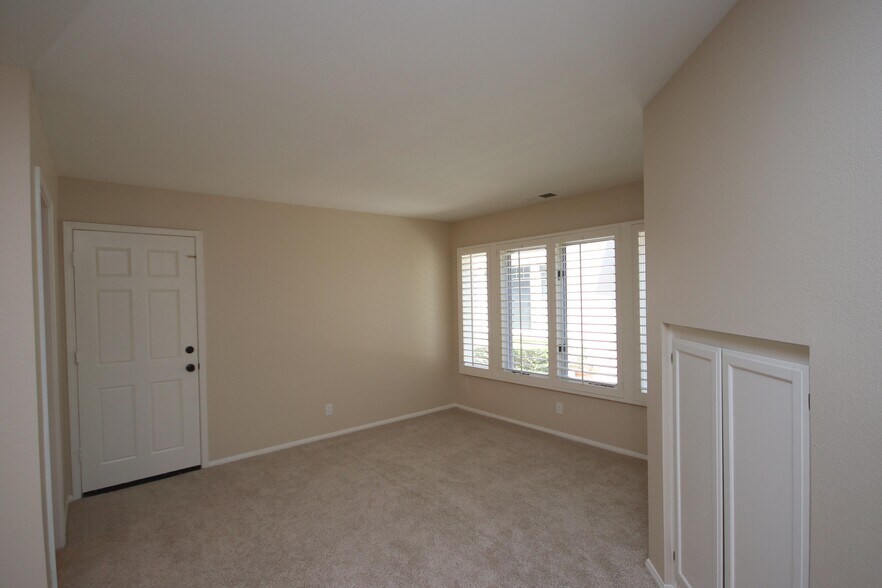 Building Photo - 1074 Rocton Dr