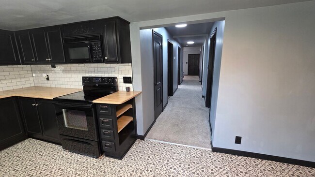 Building Photo - Unique 3 Bedroom Home