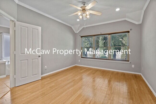 Building Photo - 604 Creekside Dr