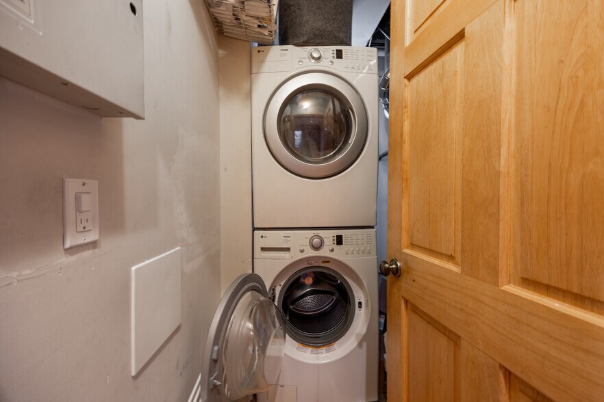 Building Photo - 1224 W Augusta Blvd