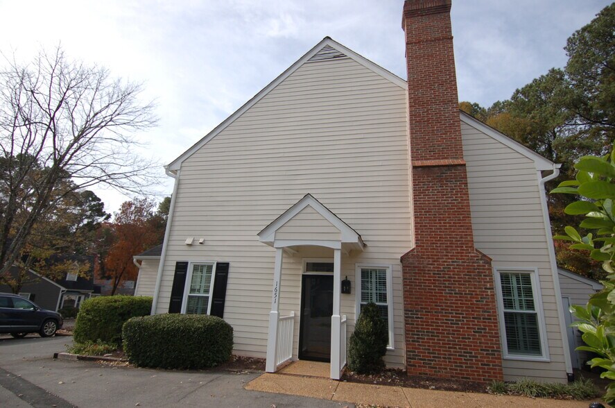 Building Photo - 1651 Village Glenn Dr